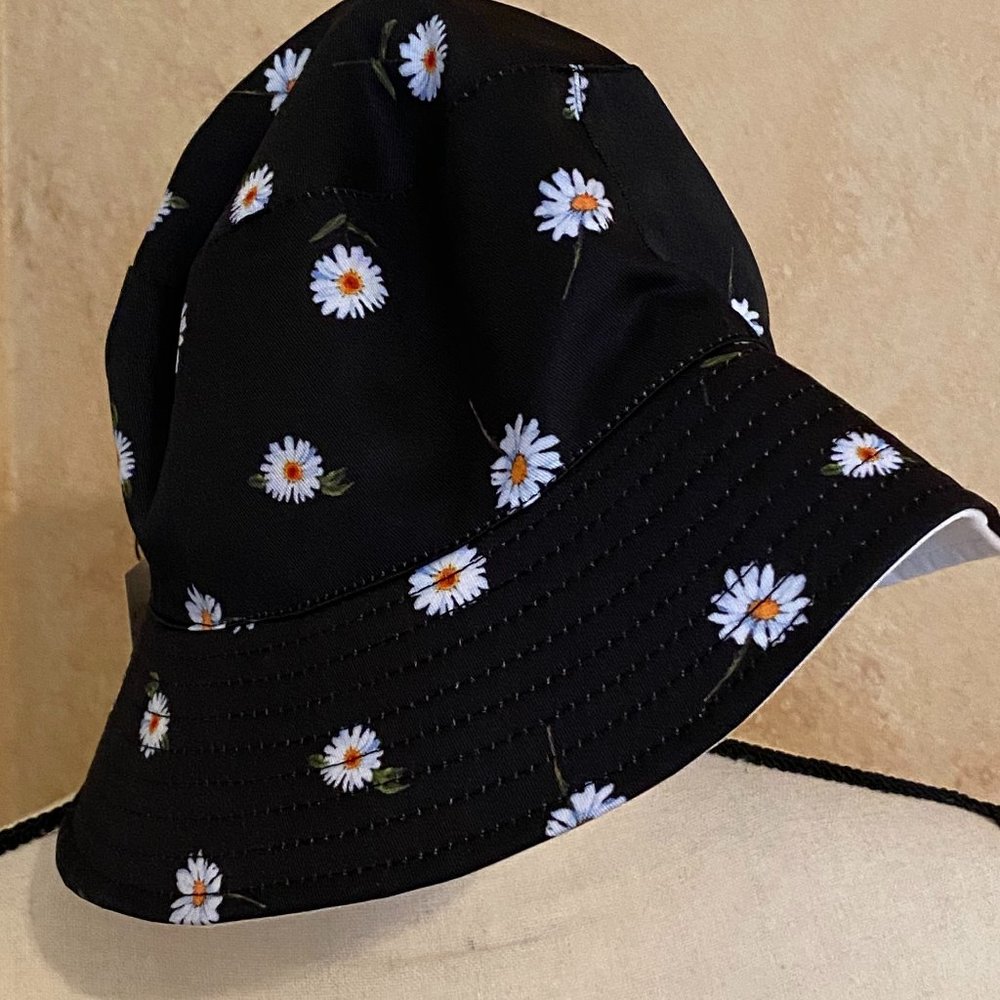 NWT Alice + Olivia Bucket Hat